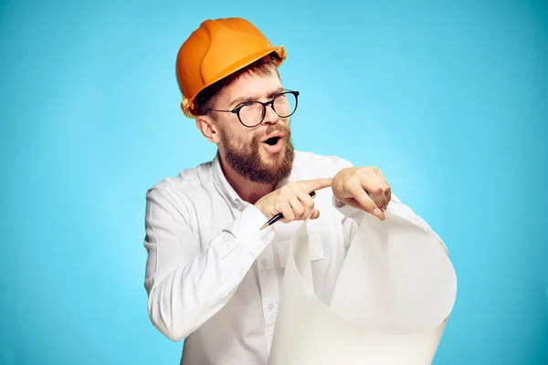 Людина в помаранчевому шоломі інженер будівельник працює професійно — стокове фото