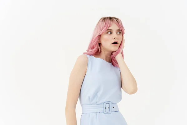 Женщина с розовыми волосами модная одежда позирует светлый фон — стоковое фото