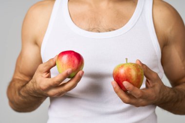 Neşeli adam taze meyve vitaminleri stüdyo yaşam tarzı