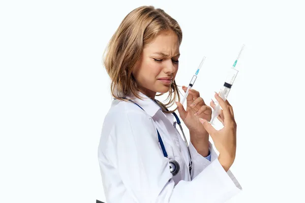 Medico donna camice bianco ricerca analizza diagnostica di laboratorio — Foto Stock