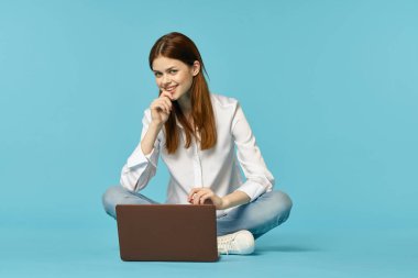 Dizüstü bilgisayarı olan kadın internet eğitimi mavi arka plan