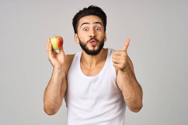 Sakallı adam ellerde elma sağlıklı besin arkaplanı