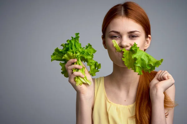 Женщина с листьями салата здоровый образ жизни питания — стоковое фото