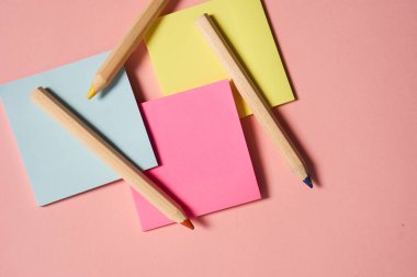 resim araçları boya fırçalar sanat öğeleri soyut kağıt arkaplan pembe