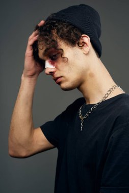 Kırık burunlu bir dövüşçü saldırganlığı ile karanlık arka plan çatışması