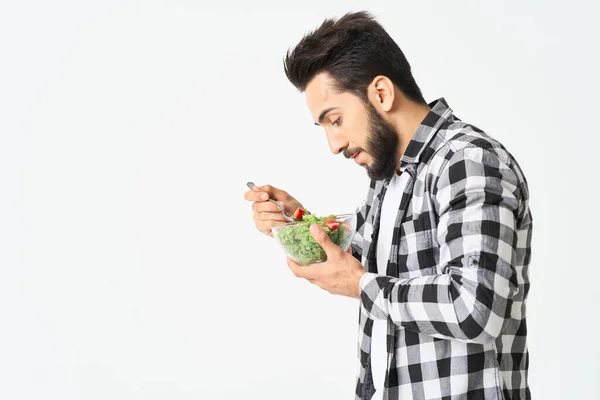 플 래드 셔츠 를 입은 사람 , 샐러드 건강 한 음식을 먹는 사람 — 스톡 사진