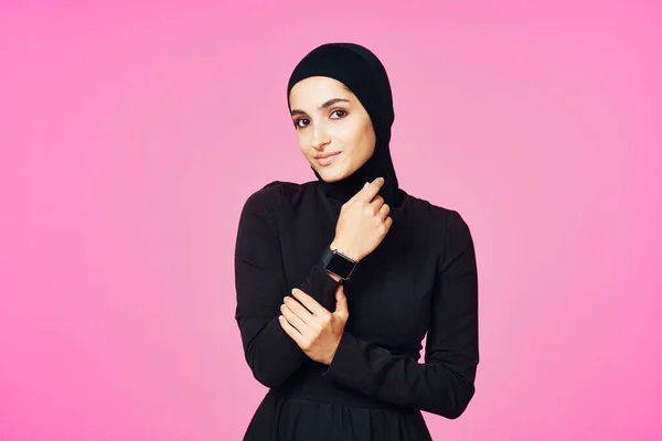 Muslim kvinna i svart hijab smart klocka teknik underhållning — Stockfoto