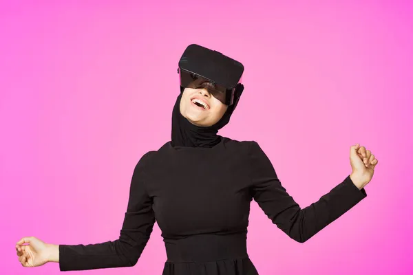 Kobieta w czarny hidżab okulary wirtualna rzeczywistość technologia film oglądanie — Zdjęcie stockowe