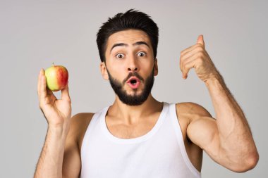 Sakallı adam meyveli yiyecek diyeti hafif arka plan