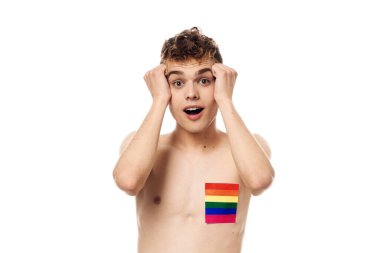 lgbt bayrak transseksüel toplum ayrımcılığına sahip bir adam