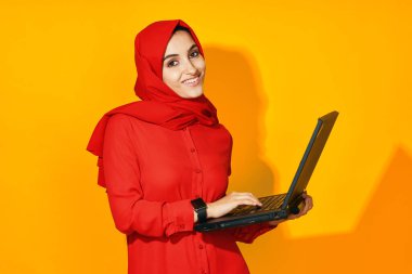 Güzel kadın dizüstü bilgisayar teknolojisi, internet etnik köken modeli