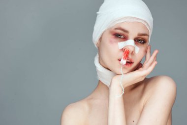 Burun tamponunda kan lekesi olan birinin yüzü izole edilmiş.