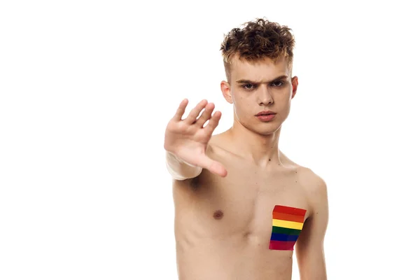 Uomo con bandiera lgbt transgender discriminazione comunitaria — Foto Stock