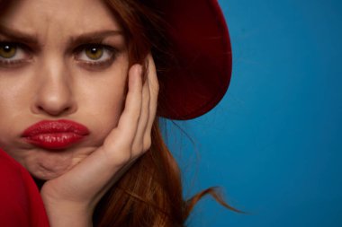 Güzel kadın zarif stil kırmızı gömlek göz kamaştırıcı mavi arka plan