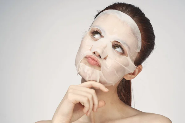 Wanita cantik bahu telanjang masker wajah close-up perawatan kulit — Stok Foto