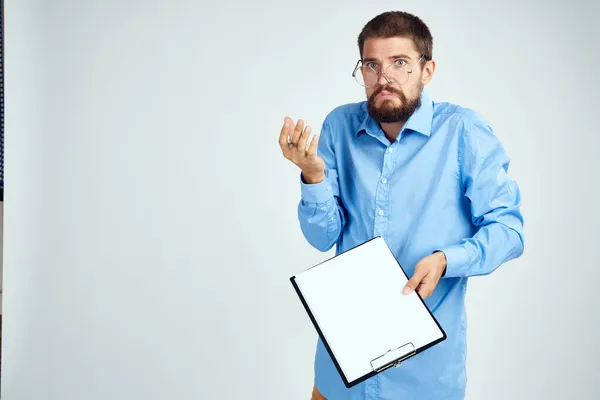 Gerente de camisa azul vestindo óculos emoções de sucesso Profissional — Fotografia de Stock