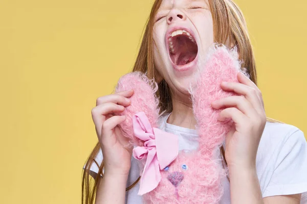 Девушка с мягкой игрушкой позирует моды весело — стоковое фото