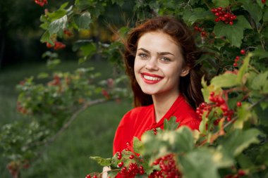 Gülümseyen kadın kırmızı dudaklar doğaya taze hava verir yaz mevsimi