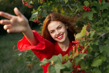 Gülümseyen kadın kırmızı dudaklar doğaya taze hava verir yaz mevsimi
