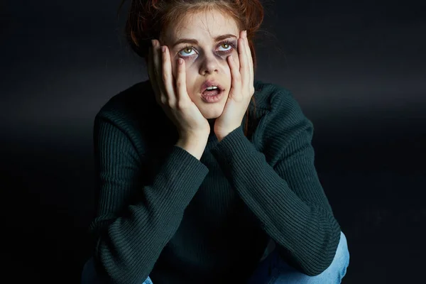 Эмоциональное расстройство женщины депрессия боль избиение агрессии — стоковое фото