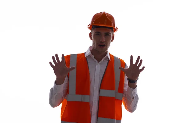 Emocionální pracovník v oranžové uniformě Profesionální světlo pozadí — Stock fotografie
