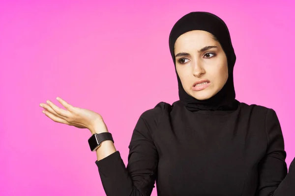 Мусульманка с технологией умных часов гаджет розовый фон — стоковое фото
