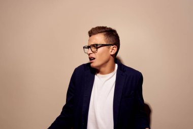 Ellerinde bej arkaplan olan iş adamları