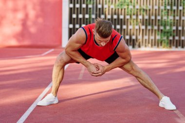 Spor salonunda egzersiz yapan atletik bir adam.