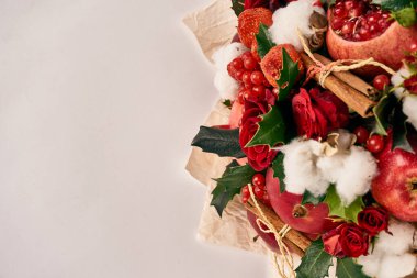 Kırmızı meyveli tarçın desenli buket organik