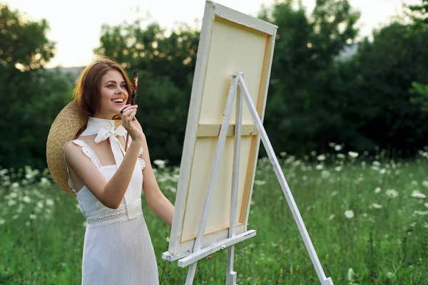 Kadın ressam açık havada yaratıcı bir hobi tarzı var. — Stok fotoğraf