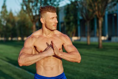 Parktaki adam dışarıda egzersiz yapıyor.