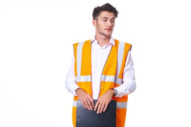 Turuncu şapkalı adam inşaat işinde çalışıyor.