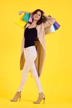Gülümseyen kadın, rengarenk paketler, duygu alışverişi, moda modeli.