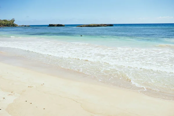 Femme par l'océan plage commencer île paysage paradis — Photo