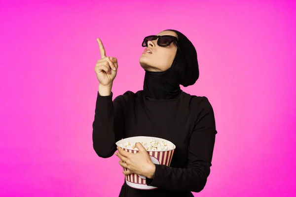 Mujer musulmana diversión palomitas de maíz entretenimiento moda aislado fondo — Foto de Stock