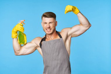 Önlük giymiş bir adam deterjan temizleme servisi ev işi