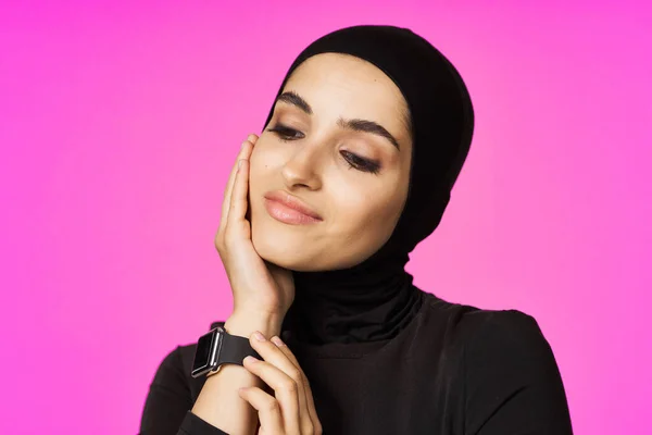 Muslim kvinna i svart hijab smart klocka teknik underhållning — Stockfoto