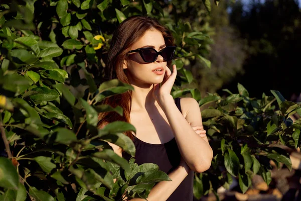 Mulher atraente verão ao ar livre folhas verdes moda — Fotografia de Stock