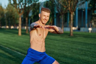 Parktaki adam dışarıda egzersiz yapıyor.