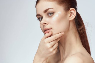 Güzel kızıl saçlı kadın temiz cilt sağlığı açık arka plan pozu veriyor