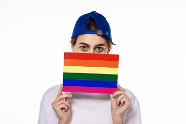 Beyaz tişört giyen kadın lgbt bayrak mucidi topluluğu