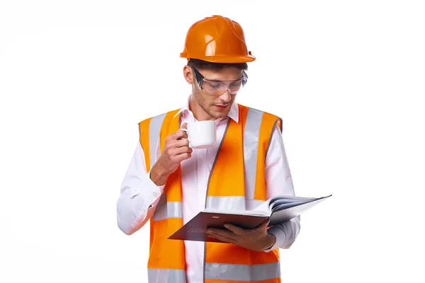 Hombre en el trabajo uniforme casco naranja seguridad trabajo profesional —  Fotos de Stock