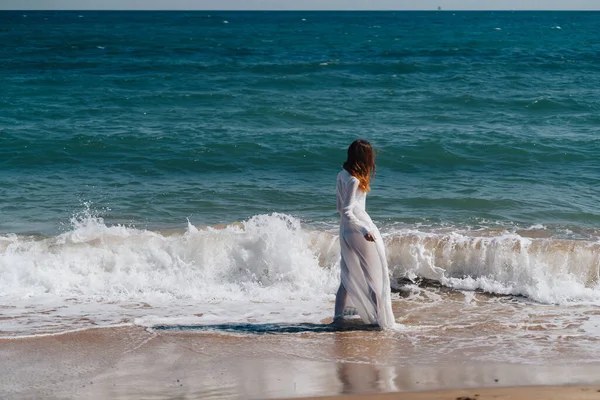 Bella donna passeggiate lungo la costa paesaggio oceano Stile di vita — Foto Stock