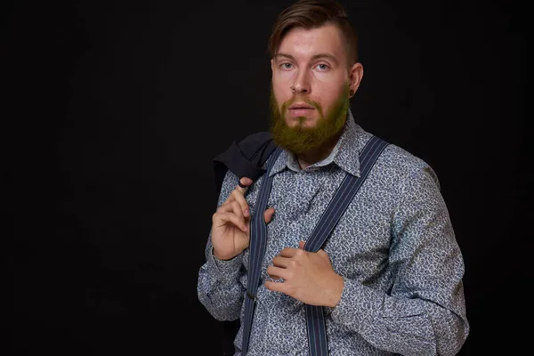 Бородатий чоловік елегантний стиль сорочки темний фон — стокове фото