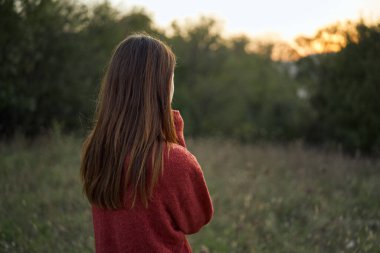 Kadın dışarıda, tarlada. Temiz hava.