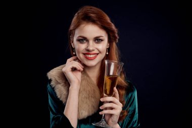 Güzel bir kadın çekici görünüyor. Kırmızı dudaklar zarif. Siyah arkaplan.