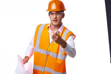 turuncu üniformalı mühendis profesyonel iş belgesi