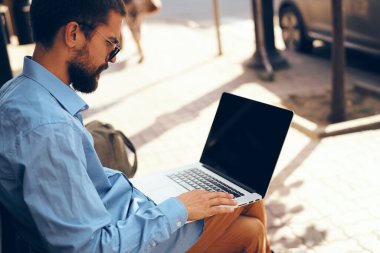 İş adamı dışarıda dizüstü bilgisayar teknolojisi internet işi