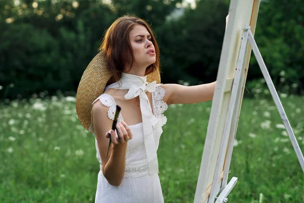 Kadın ressam açık havada yaratıcı bir hobi tarzı var. — Stok fotoğraf