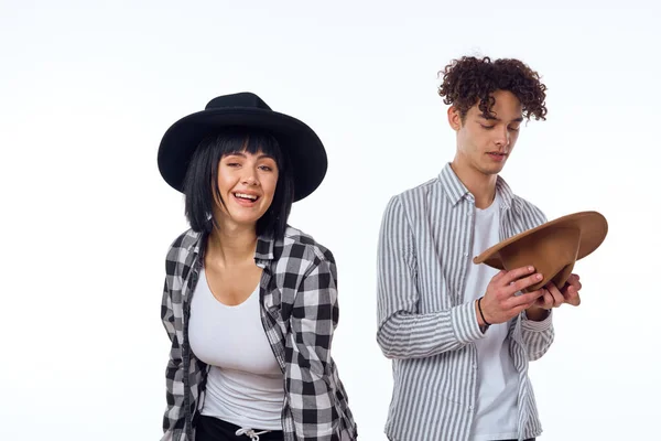 Jovem casal roupas modernas posando diversão amizade — Fotografia de Stock